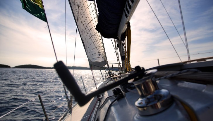 Техническа неизправност довела до пълнене на яхтата с вода