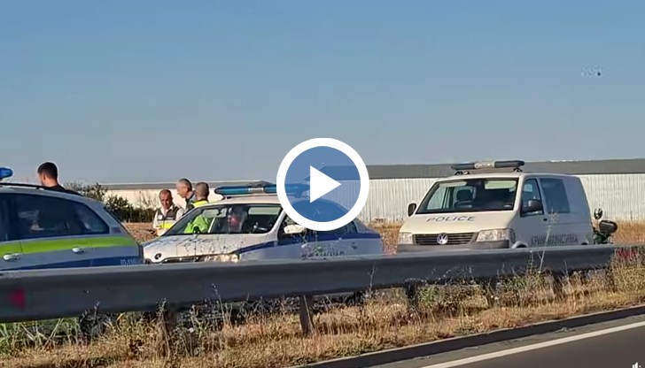 Автомобил блъсна мотопед, шофьорът избяга