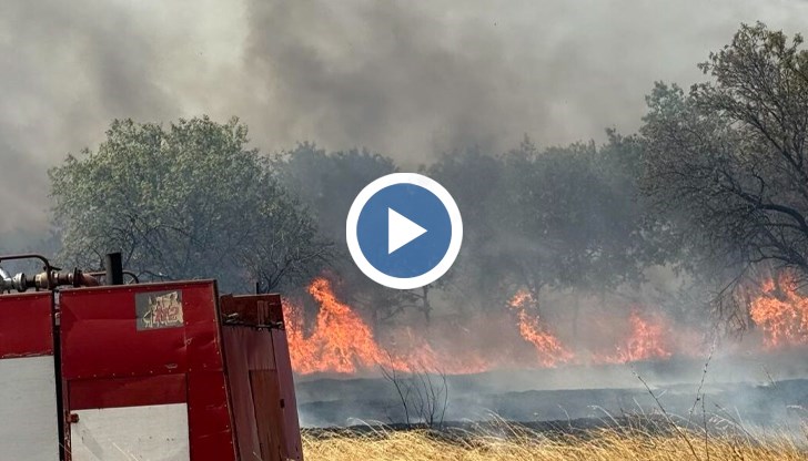 Военен хеликоптер от Крумово се включи в гасенето, има обгазени хора