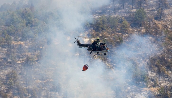 Военен екипаж с "Кугър" излетя от авиобаза "Крумово" за борба с огнената стихия Военен екипаж с "Кугър" излетя от авиобаза "Крумово" за борба с огнената стихия