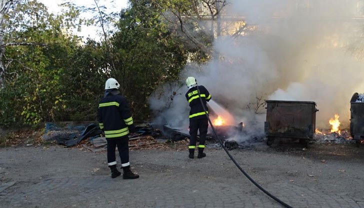 Пожарникари спасиха постройки в Мартен и предотвратиха разрастване на пламъци в Сливо поле