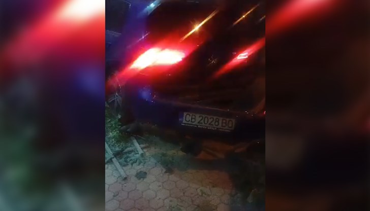 Водачът е невредим след удара със скорост над 100 км/час в квартал "Дружба" Водачът е невредим след удара със скорост над 100 км/час в квартал "Дружба"