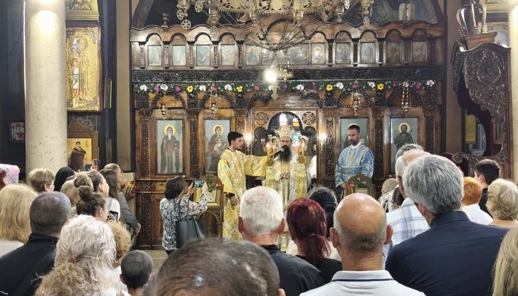 Българският духовен водач извърши пострижение за иподякони на трима души в храма "Св. Иван Рилски"