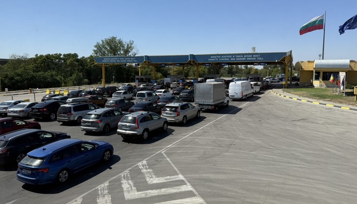 Опашката от коли на румънска територия достига 2 километра, въведено е адаптивно управление на трафика Опашката от коли на румънска територия достига 2 километра, въведено е адаптивно управление на трафика