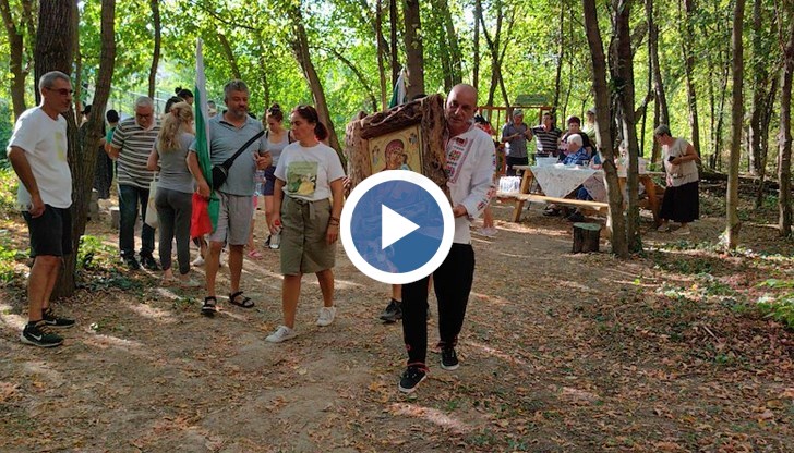 Образът на Света Богородица Умиление вече посреща вярващите в монашеската ниша, а мястото се превръща в духовен център