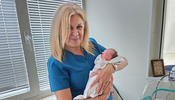 Анелия Тотева е изродила около 17 хиляди бебета за 2000 лева заплата и по 1 лев на час нощен труд Анелия Тотева е изродила около 17 хиляди бебета за 2000 лева заплата и по 1 лев на час нощен труд