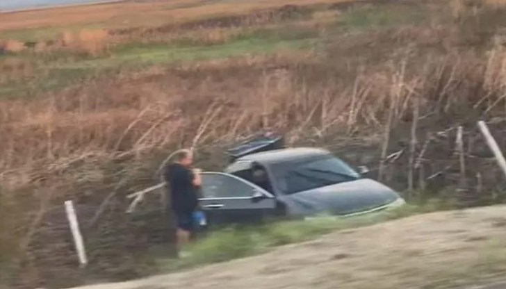 Автомобил излетя от пътя в канавката в обратната посока към Бургас само часове след тежкия сблъсък към София