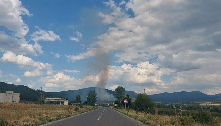 Пожарни от Брезник и доброволци гасят огъня в местността Трънски обор