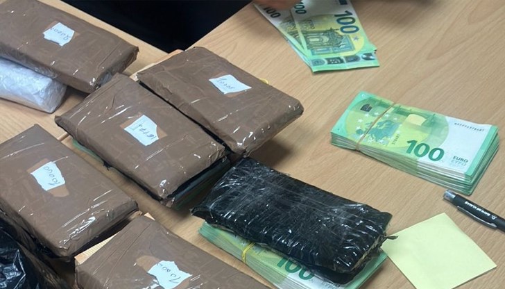 Паричните средства и златните изделия са открити скрити в чорапите и дрехите на пътника