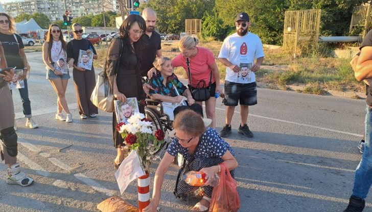 Майката на Александър Маринов призова за повече мерки за безопасност на кръстовището