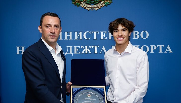 Министърът връчи почетен плакет на българския пилот след шестото място в Унгария