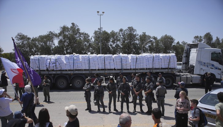 Филип Лазарини заяви че въздушните доставки са "100 пъти по-скъпи" от сухопътните, докато все повече държави започват да хвърлят помощи от самолети