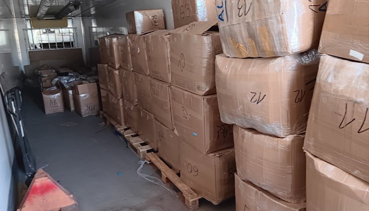 Над 6700 фалшиви обувки и дрехи укрити зад хладилен агент в два български камиона Над 6700 фалшиви обувки и дрехи укрити зад хладилен агент в два български камиона