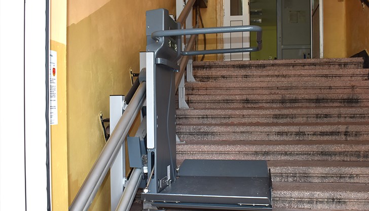 Инвестирани са над 46 хиляди лева в рампа, разширена врата и стълбищна платформа