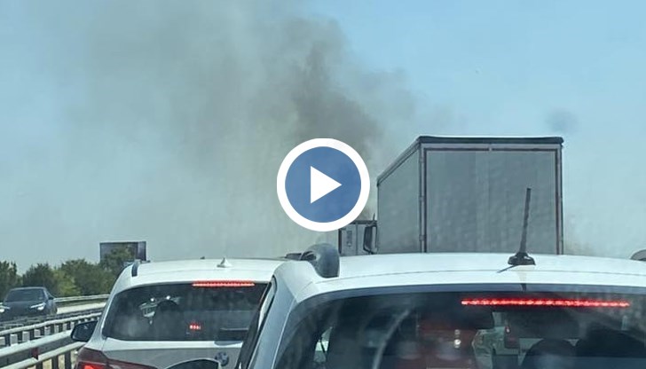 Шофьорите чакат часове в опашка от 5 километра около Пазарджик