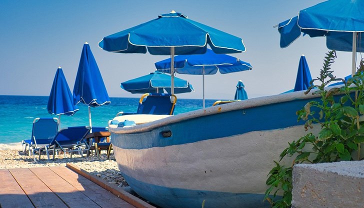 Двама служители от бар се хвърлиха в морето и извадиха мъжа невредим