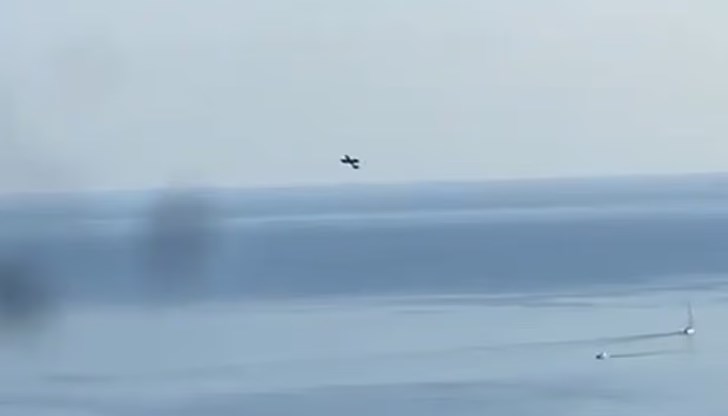 Самолетът се разби след серия от въздушни акробатики, водолази търсят двамата на 30-метрова дълбочина