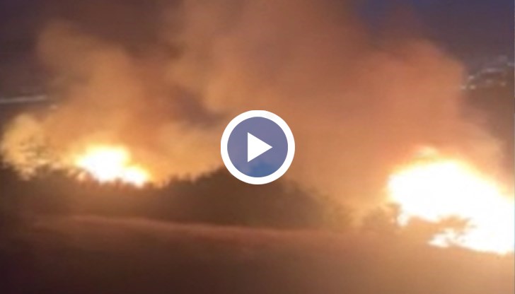 Осем пожарни екипа и 30 огнеборци се борят с пламъците, няма опасност за населените места