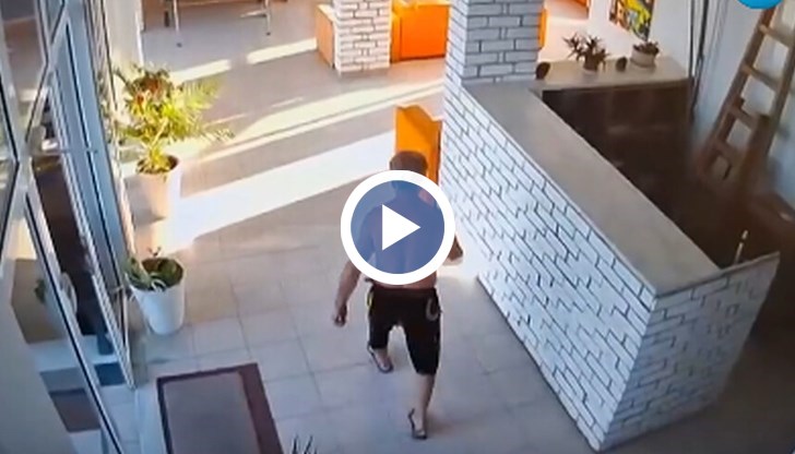 Мъжът заплашва жителите, които живеят в страх от терора му