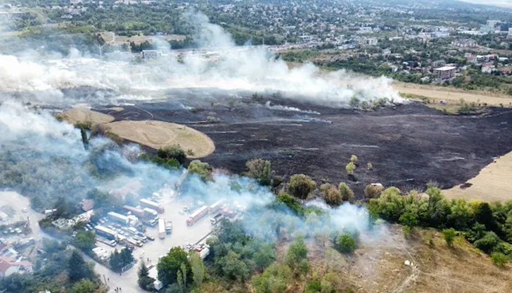 Пожарът е обхванал 20 декара сухи треви и храсти, със заплаха за имоти и автомобили в района