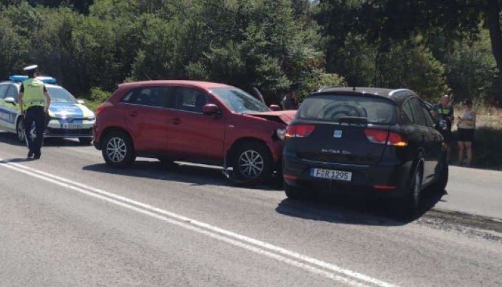 Полицията регулира трафика близо до разклона за село Тервел Полицията регулира трафика близо до разклона за село Тервел