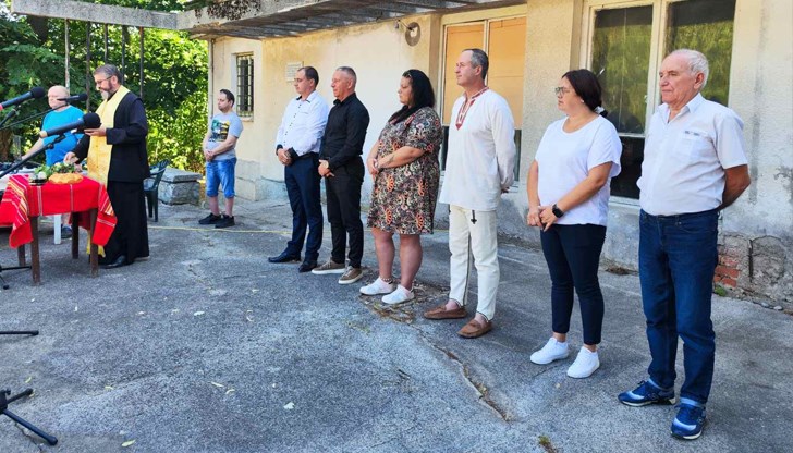 Свещеник призова за закрила срещу пожарите, кметът спря дърводобива в гората