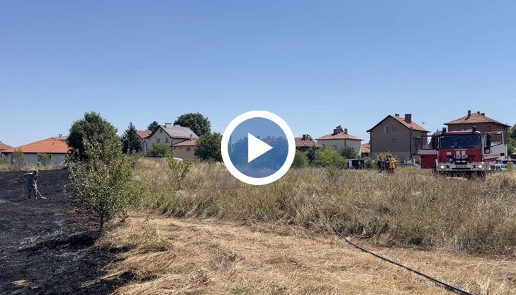 Местни жители помагат на пожарникарите да потушат пламъците край къщите
