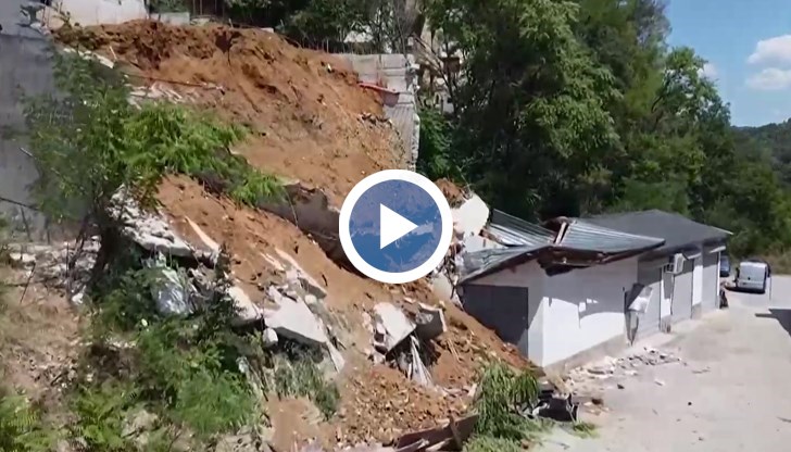 Тонове земна маса затиснаха и складове