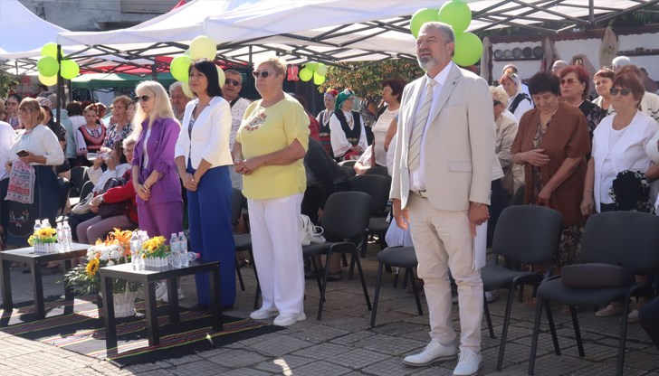 Драгомир Драганов и Мариета Петрова дадоха официалното начало на традиционното събитие с участието на 400 фолклорни изпълнители