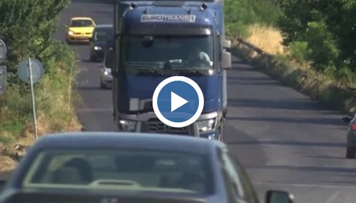 Пътят край Куцина, където преди два месеца загинаха двама души, се преасфалтира за първи път от 1996 година