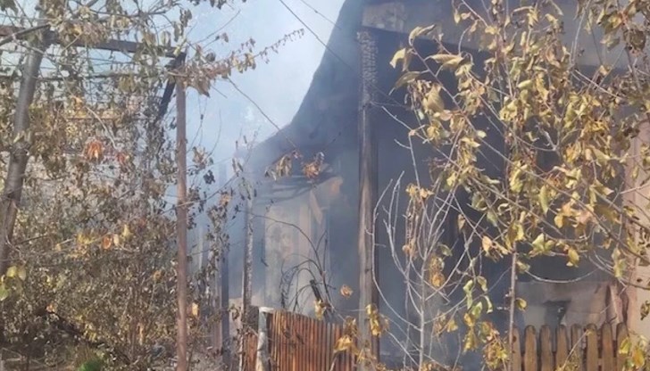 Огънят унищожи имуществото на възрастно семейство