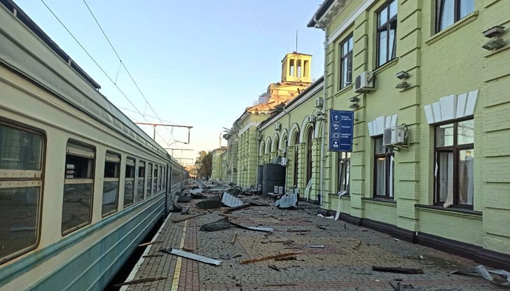 Един железопътен служител загина, а десет души бяха ранени при масираната атака