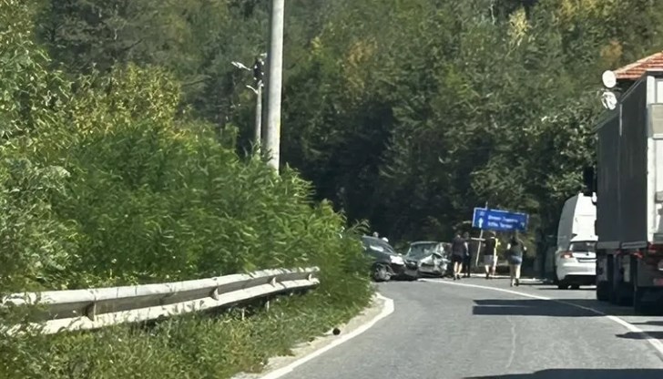 Три автомобила участваха в сблъсъка на прав участък