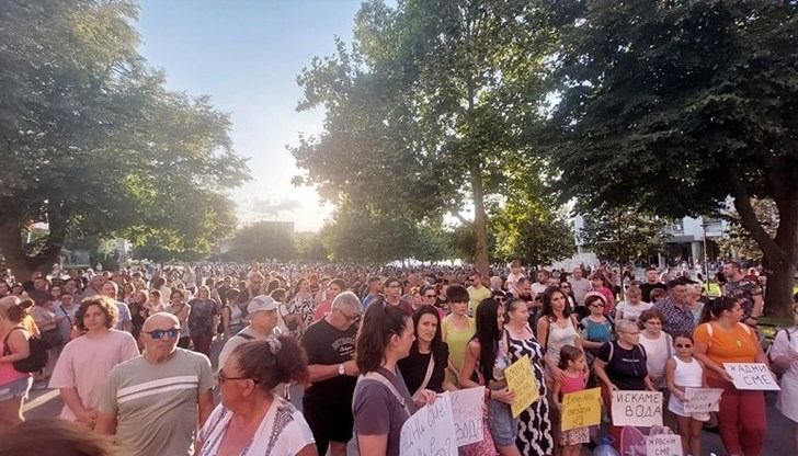 Стотици граждани изпълниха площад "Възраждане" с искания за прозрачност и конкретни действия срещу водната криза Стотици граждани изпълниха площад "Възраждане" с искания за прозрачност и конкретни действия срещу водната криза