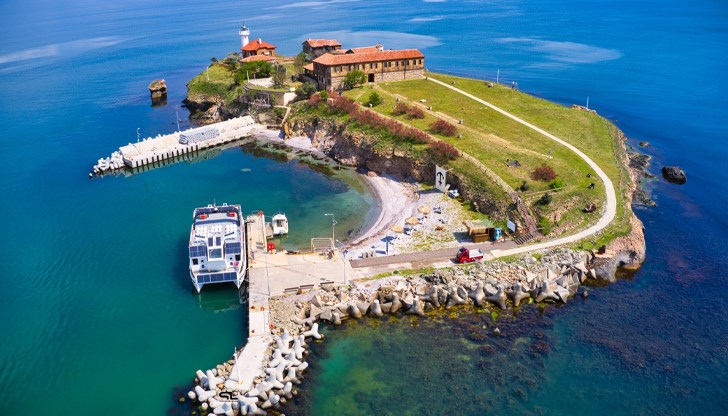 Силният вятър и високото вълнение правят невъзможно отплуването на корабите до острова Силният вятър и високото вълнение правят невъзможно отплуването на корабите до острова