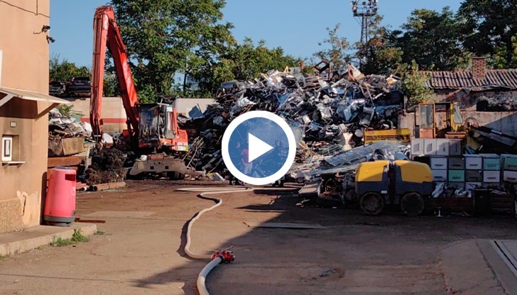 Пожарникари загасиха запален контейнер зад "Топливо"