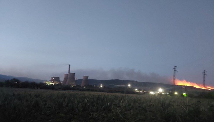 Няма опасност за жителите на Голямо село, работят пет екипа пожарникари