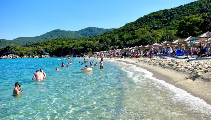 Румънците спят в България и плуват в Гърция, докато хотелите в Ксанти остават празни Румънците спят в България и плуват в Гърция, докато хотелите в Ксанти остават празни