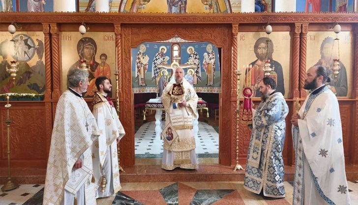 С благословението на митрополит Наум викарият възглави тържественото богослужение в скалната обител