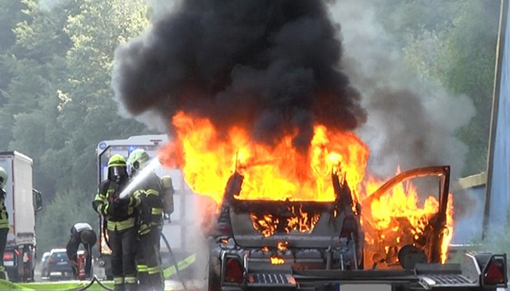 56-годишният шофьор е в критично състояние, трима души изгоряха в автомобил