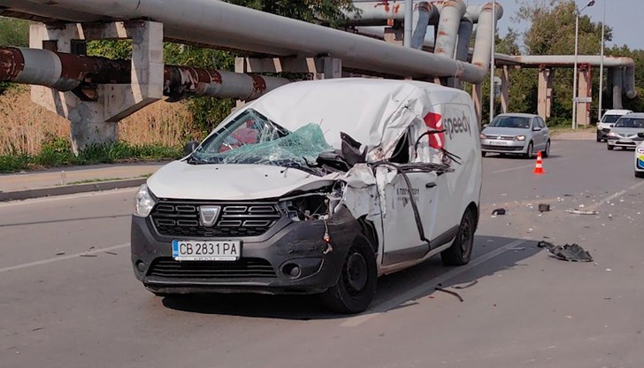 25-годишният мъж е получил охлузвания по крака и гръдния кош при катастрофата на булевард "Тутракан" 25-годишният мъж е получил охлузвания по крака и гръдния кош при катастрофата на булевард "Тутракан"