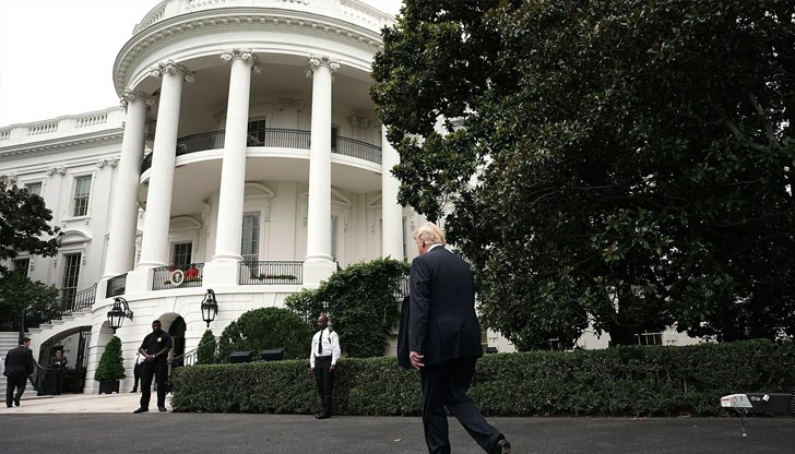 Американският президент инспектира мястото за бъдещата си бална зала и отговори шеговито на въпросите на журналистите Американският президент инспектира мястото за бъдещата си бална зала и отговори шеговито на въпросите на журналистите