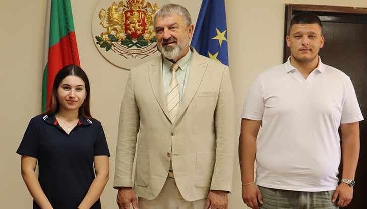 Пламен Петров и Преслава Чакърова ще придобиват практически умения в институцията