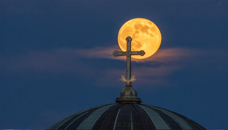 Последното лятно пълнолуние зарадва астрономи и романтици в цял свят