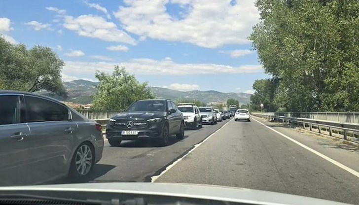 Движението в 16-километровата отсечка е почти напълно спряло