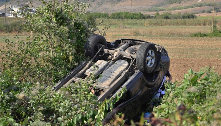 Колата ѝ излезе от пътя и се преобърна по таван Колата ѝ излезе от пътя и се преобърна по таван