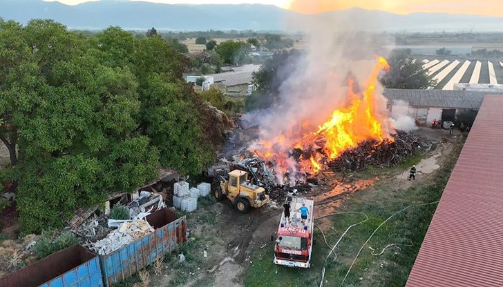Пожарникари от три града се борят със стихията