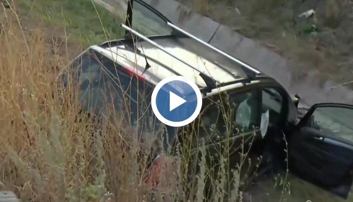 Другият шофьор е с травми по гръбначния стълб след падане в дере