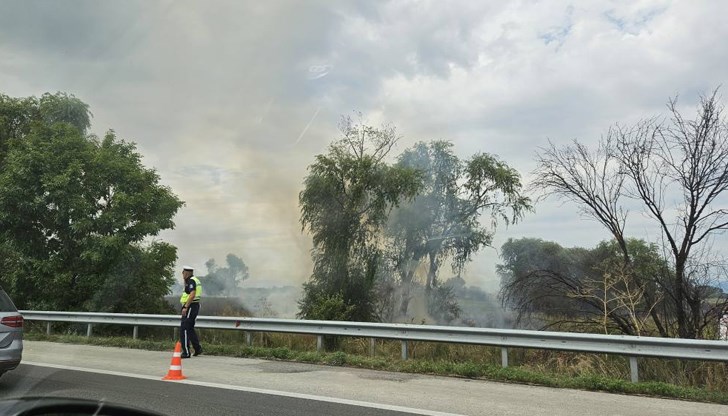 Заради гъст дим движението при километър 141 е пренасочено