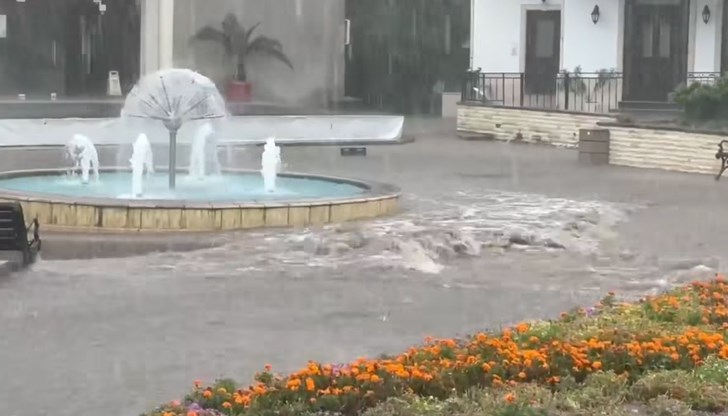 Улиците са под вода